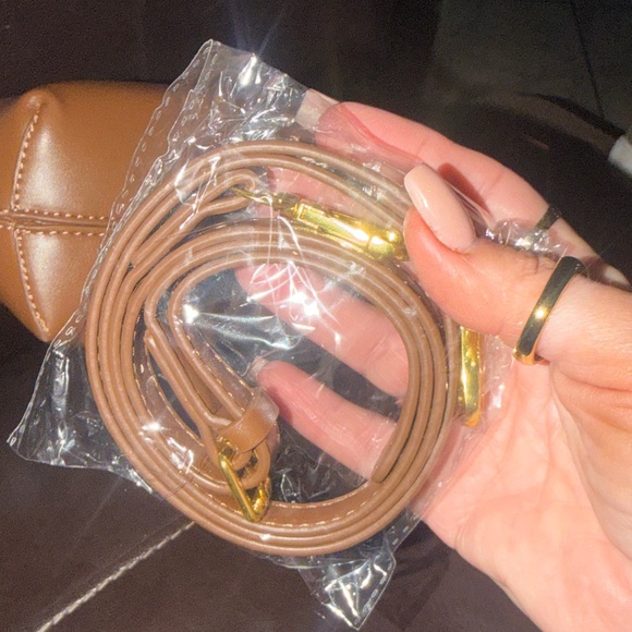 Elegant Brown Leather Clutch with Gold Trim - Picture 6 of 6